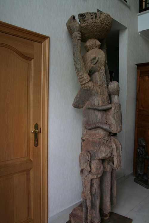 Bambara ( gr.   Guandusu), d`afrique : Mali, statuette Bambara ( gr.   Guandusu), masque ancien africain Bambara ( gr.   Guandusu), art du Mali - Art Africain, collection privées Belgique. Statue africaine de la tribu des Bambara ( gr.   Guandusu), provenant du Mali, 1554/4156A.Très rare et ancienne statue de maternité appelée GUANDUSU (Bambara)H.2m35. Elle reprsente une femme avec ses trois enfants et portant une bassine sur la tête.
Elle se trouvait au milieu du village de KELIA,lors des fêtes de Dyo et le rituel GWAN lié à la fécondité et prospérité.De style naturaliste,le corps massif, les épaules larges,les traits du visage traités avec douceur et le soucis du détail.Bois fort érodé.18eme ou même plus vieux.La grande statue vient de Kélia MALI et appartenait à la famille SINAGNOGON BAKAYOKO.Elle a été vendu par Silla Mahamadou grand antiquaire à Bamako.Elle servait tous les village Kélia; Woulou; Kréfinala;Schienro et la grande ville Bougouni.(col Nafaya). art,culture,masque,statue,statuette,pot,ivoire,exposition,expo,masque original,masques,statues,statuettes,pots,expositions,expo,masques originaux,collectionneur d`art,art africain,culture africaine,masque africain,statue africaine,statuette africaine,pot africain,ivoire africain,exposition africain,expo africain,masque origina africainl,masques africains,statues africaines,statuettes africaines,pots africains,expositions africaines,expo africaines,masques originaux  africains,collectionneur d`art africain